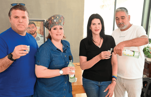 משפחות גואילי  (מימין) ומשפחת נורסי