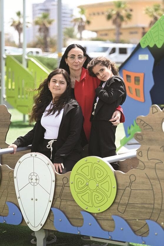 עזרן עם שתי בנותיה ריף ואושן