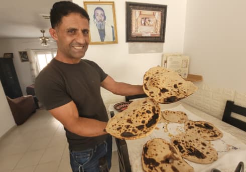 החתן שמעון עם לחם הטאבון