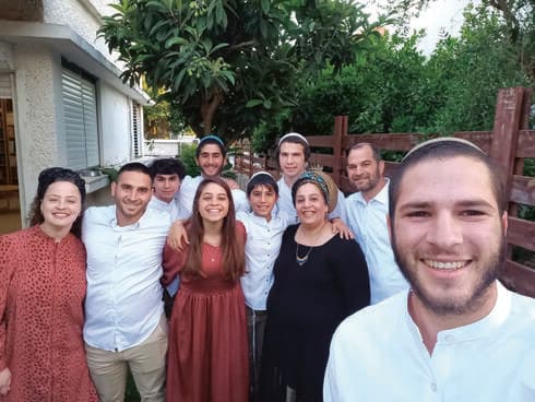 עמיחי ז"ל (מימין), בליל הסדר לפני שנתיים עם בני המשפחה