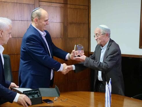 הרב אריה לוי במעמד קבלת הפרס מראש עיריית בת ים