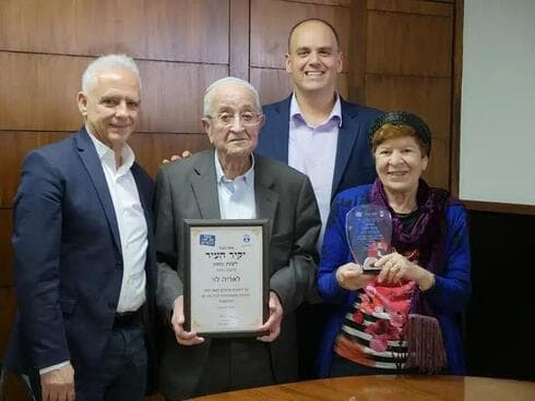 הרב לוי ז"ל, אשתו פנינה, ראש העירייה צביקה ברוט ומ"מ ראש העירייה אלי יריב (צילום: עיריית בת ים) הרב לוי ז"ל ביום החגיגי