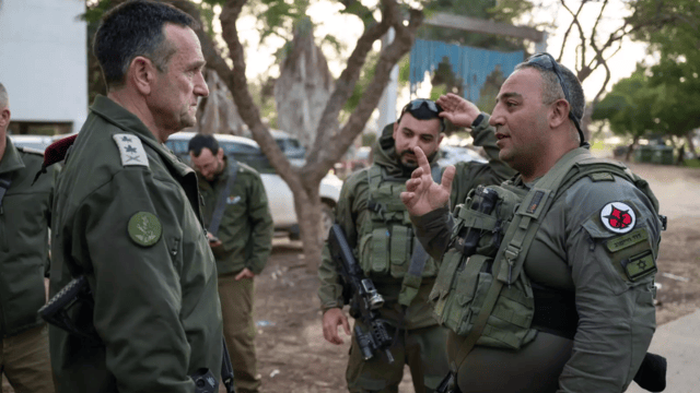 הרמטכ"ל נפגש עם מפקדי גדוד 8208