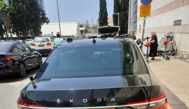 רכבו של השר בתחנת המוניות בקניון