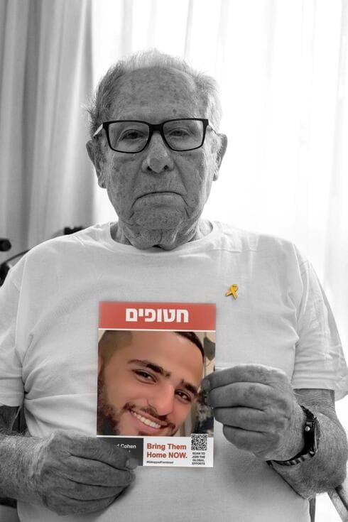 ניצול השואה עם תמונות החטוף נמרוד כהן