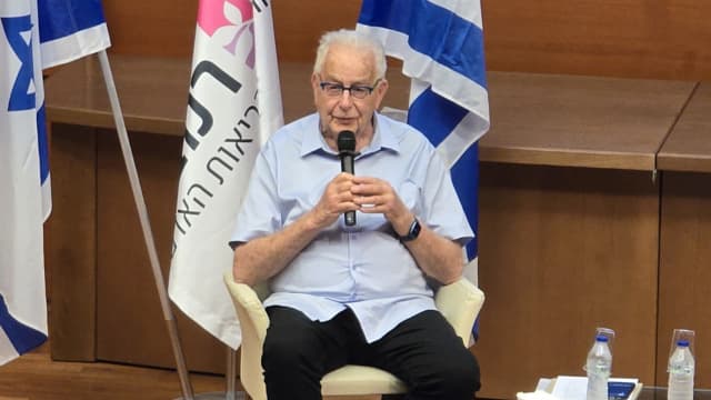 פתלי פירסט שוכב על הדרגש השלישי, בצריף 56, בצילום שבוצע 4 ימים אחרי השחרור של מחנה בוכנוולד על ידי החיילים האמריקאים.