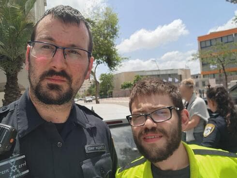 מתנדבי עמותת ידידים שחילצו את התינוק מתנדבי עמותת ידידים שחילצו את התינוק