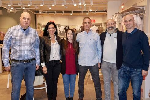 מימין: סניה , אורן דוברונסקי (משקיע) אורי יופה מנכל, מאשה, יסמין לוקאץ ורוני דוהן (צילום: יח"צ) מימין: סניה , אורן דוברונסקי (משקיע) אורי יופה מנכל, מאשה, יסמין לוקאץ. , האחרון אבדוק לך