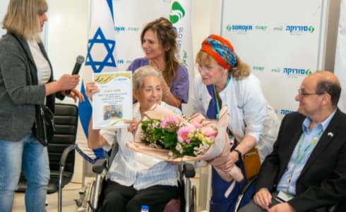 אלמה אברהם עם הצוות בסורוקה