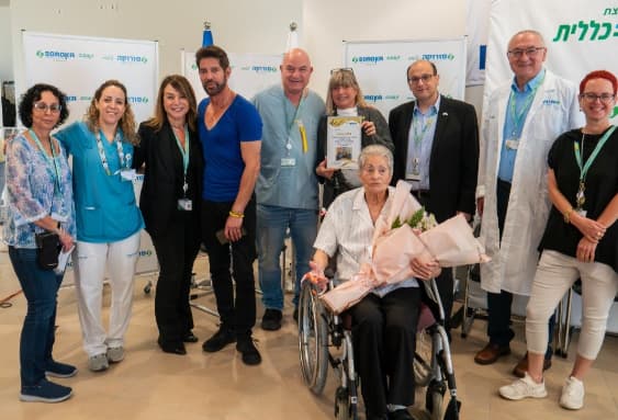 אלמה אברהם עם הצוות בסורוקה