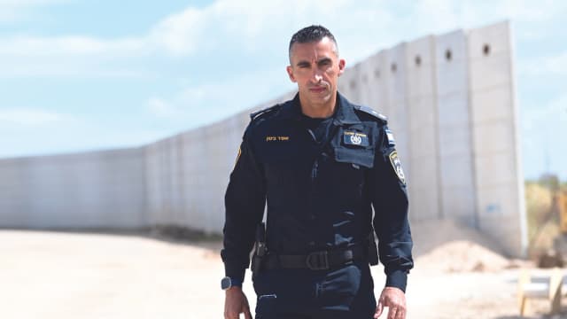 סנ"צ ביטון על יד גדר קו התפר. "מתחילת השנה ועד כה סגרנו 27 בתי עסק שהעסיקו שב"חים ומאז עוד מאות נעצרו" (צילום: יאיר שגיא) סנ"צ ביטון על יד גדר קו התפר. "מתחילת השנה ועד כה סגרנו 27 בתי עסק שהעסיקו שב"חים ומאז עוד מאות נעצרו"