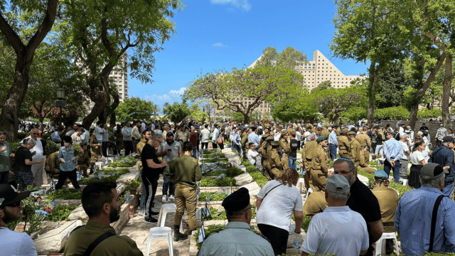 טכס יום הזיכרון בחלקה הצבאית