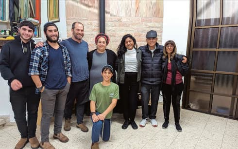 הדס שבגופה הושתלה כליה, משפחתה ובתיה וישי רובין (צילום: פרטי) הדס שבגופה הושתלה כליה, משפחתה ובתיה וישי רובין