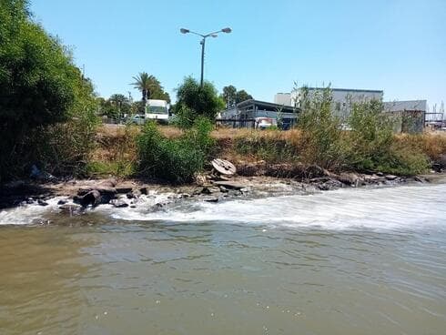 על פי החשד, מקור הזיהום הוא קבלן עבודות ימיות שפועל במעגנה. נחל הקישון (צילום: מיכאל סיוון, המשרד להגנת הסביבה.) זיהום בנחל הקישון