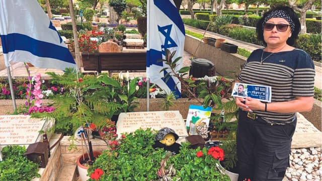 נונה ליד קברו של סגן ניצב ודים בליך 