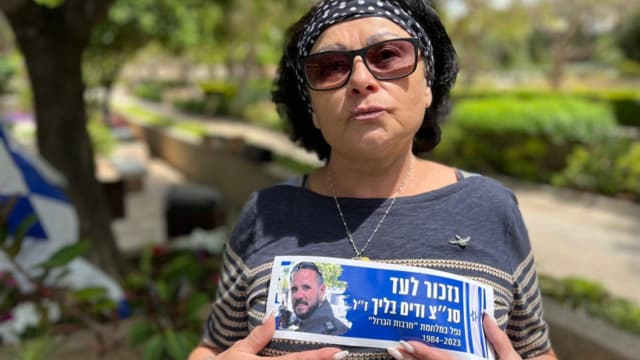 נונה ליד קברו של סגן ניצב ודים בליך 