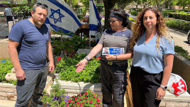 נונה, עו"ס אסנת בר און, ומיכאל שוורצמן ליד קברו של סגן ניצב ודים בליך (צילום: דורון סולומון) נונה, עו"ס אסנת בר און, ומיכאל שוורצמן ליד קברו של סגן ניצב ודים בליך