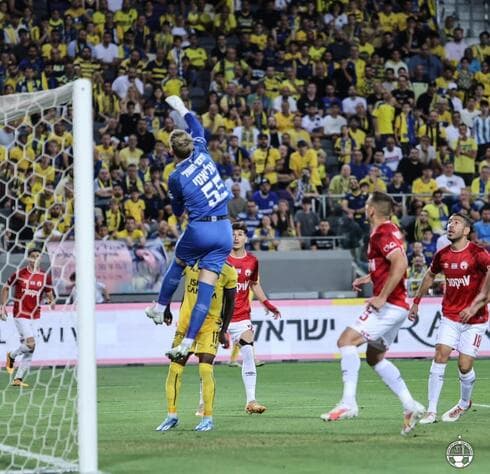 ניב אליאסי מאגרף את הכדור. הצליח להציל את האדומים מתבוסה קשה יותר (צילום: הפועל באר שבע) ניב אליאסי מאגרף את הכדור. הצליח להציל את האדומים מתבוסה קשה יותר