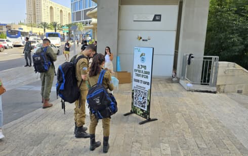 מחלקים לחיילים של מודיעין