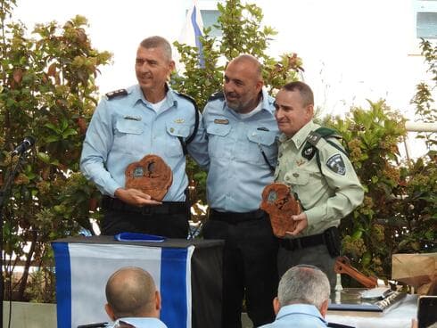 מימין: המפקד היוצא שמעון דהאן, מפקד המרחב והמפקד החדש שרון מנור (צילום: דוברות המשטרה) מימין: המפקד היוצא שמעון דהאן, מפקד המרחב והמפקד החדש שרון מנור