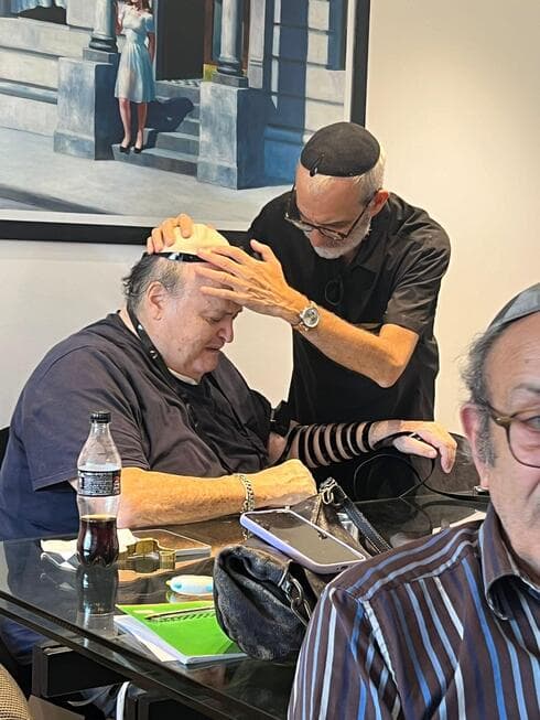 סבו של אליהו חיים אמסלם ז"ל מניח את התפילין