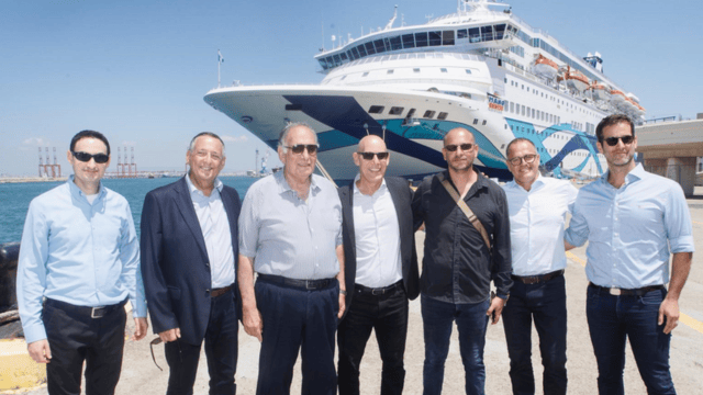 מימין לשמאל: ארז בהריר - מנכ"ל נדל"ן וחזית הים נמל חיפה, אודי שרון - מנכ"ל נמל חיפה, זוהר רום - מנהל טרמינל הקרוזים, ד''ר רון מלכא - יו''ר נמל חיפה, יונה יהב - ראש עיריית חיפה, בעלי מנו ספנות משה ומורן מנו