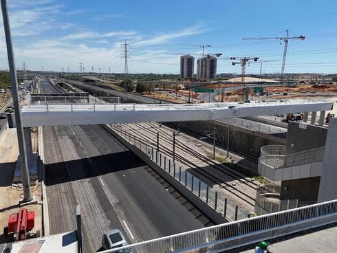 גשר הולכי רגל החדש בין תחנת רכבת משה דייןלמתחם ה-1,000