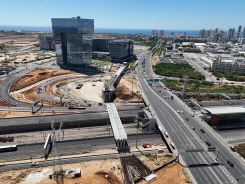 גשר הולכי רגל החדש בין תחנת רכבת משה דייןלמתחם ה-1,000