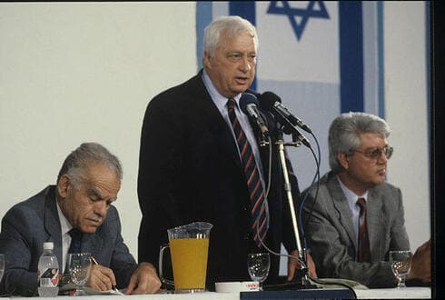 דוד לוי עם אריאל שרון ויצחק משיר
