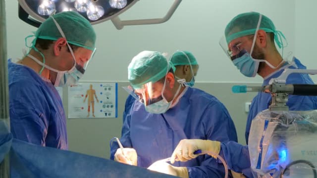 ד"ר נביל גרייב במהלך הניתוח החדשני