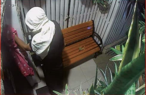 עם כיסוי על ראשו ופניו עם כיסוי על ראשו ופניו