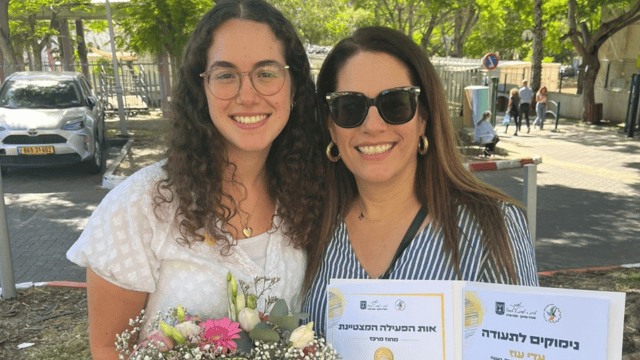 עדי עוז עם אמה רונית. מצטיינת
