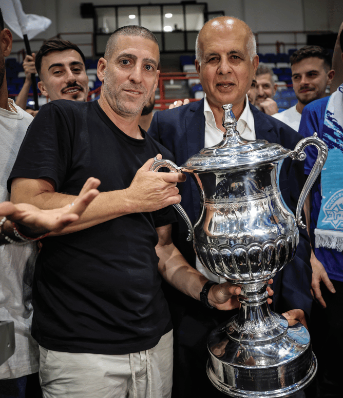רן קוז'וך עם אבי לוזון והגביע