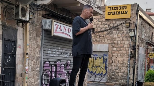בארקינג. איתי לוי מחפש קהל ברחוב