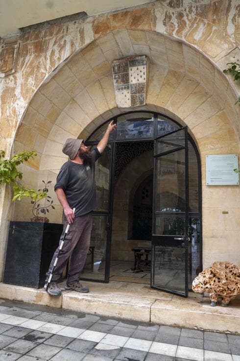 מיכאל טשרנין מצביע על אחד הסמלים