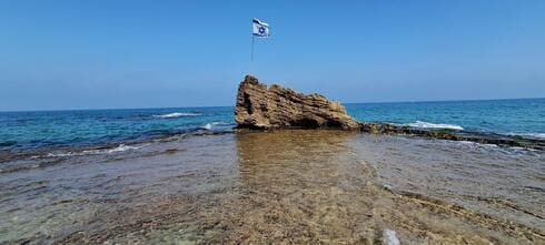 חוף הסלע בבת ים. החול ממלא את הלגונה