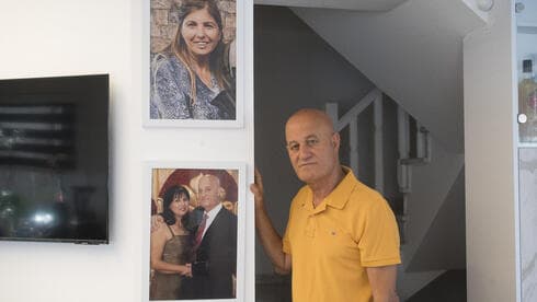 דעבול ותמונות אשתו ג'נט ז"ל. (צילום: ליאור שרון ) דעבול. "עברו שנתיים וחצי והכאב הזה הוא כמו חור בלב שרק גדל"