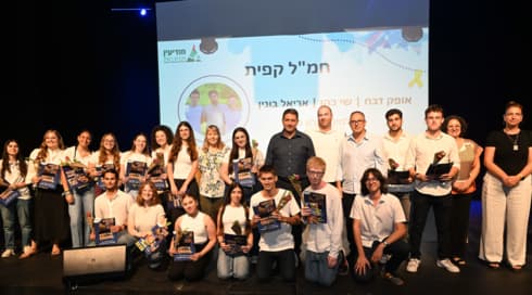 בני הנוער המתנדבים שזכו בתעודות