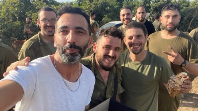 אמיר תשובה ז"ל עם החיילים