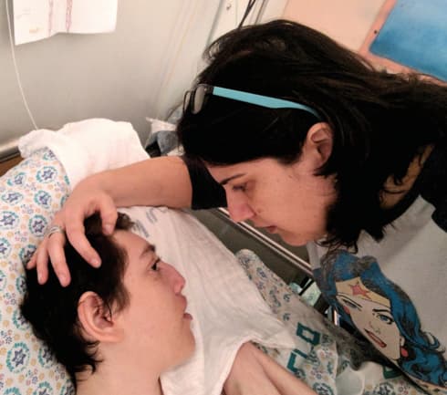לאה גולדברגר עם בנה יונתן ז"ל