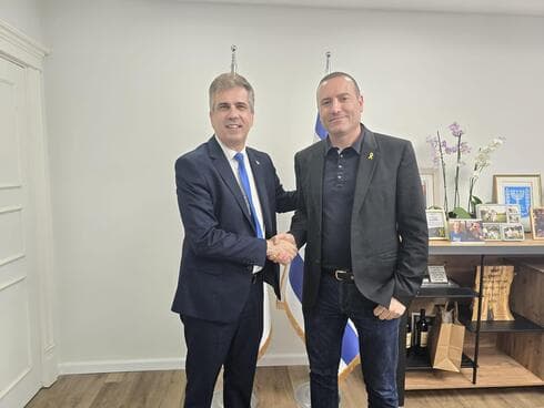 שר האנרגיה והתשתיות אלי כהן עם ראש העירייה מתן דיל