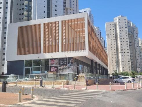 המרכז המסחרי בשכונת נווה גן המרכז המסחרי בשכונת נווה גן