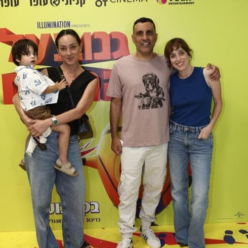 אנה ארונוב עם בנה וידוענים נוספים