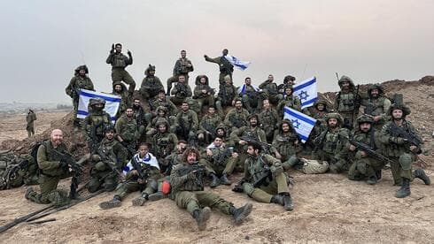 אולג ברטוב עם חבריו ליחידה (חפשו אותו מצד שמאל)