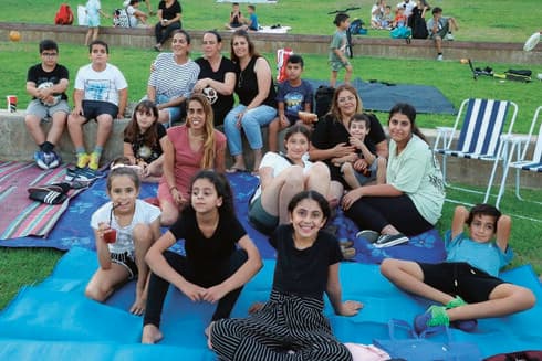 הצגה בחוץ בחדרה (צילום: פרטי) הצגה בחוץ בחדרה