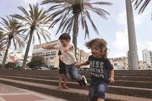 מבלים בנתניה (צילום: יריב כץ) מבלים בנתניה