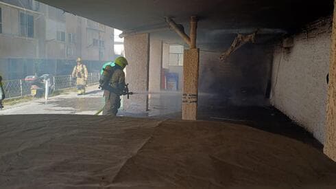 השריפה בפתח תקוה (צילום: דוברות כבאות פ"ת) השריפה בפתח תקוה