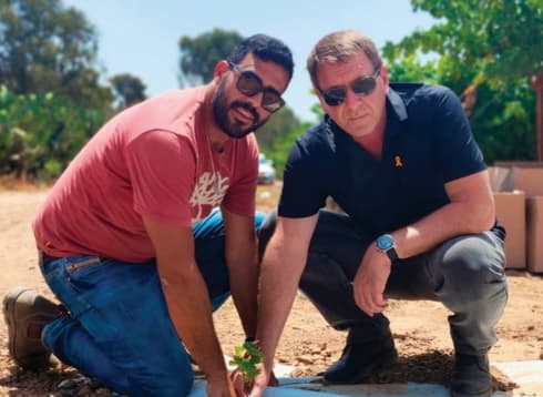 יעקב חסן עם תמיר עידאן נוטעים בכרם