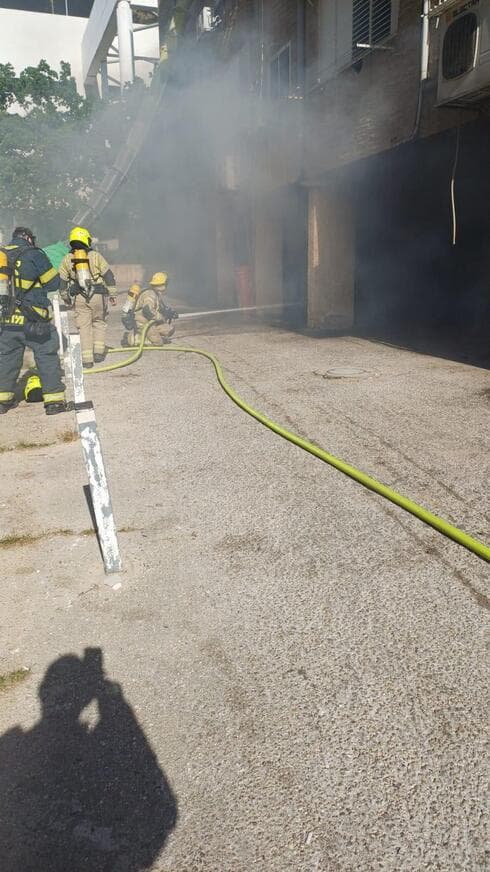 השריפה בפתח תקוה (צילום: דוברות כבאות פ"ת) השריפה בפתח תקוה