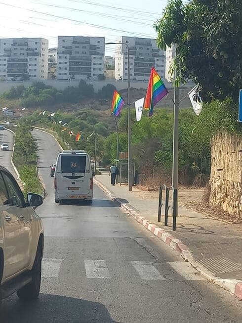 דגלי גאווה בראש העין